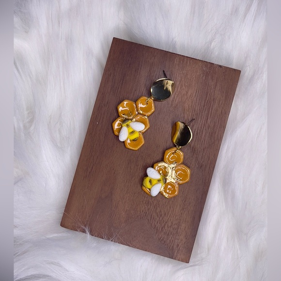 Honey Comb & Bee Dangle Earrings w/Gift box - Picture 1 of 4